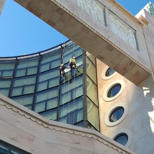 Limpeza de janelas edifício empresarial