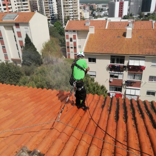 Limpeza de telhado com jato de alta pressão